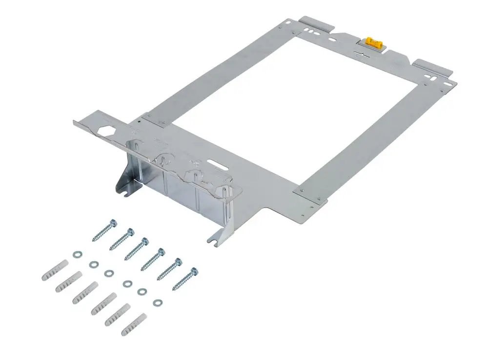 Montagerahmen aus Metall mit mehreren Bohrungen und Schrauben für die Installation von Remeha-Produkten, sichtbar sind verschiedene Montagezubehörteile.